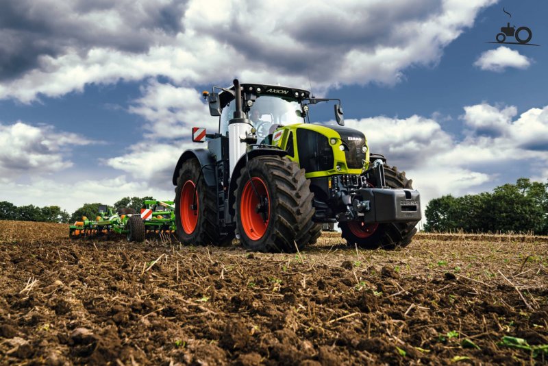 CLAAS Axion 850 с прицепом