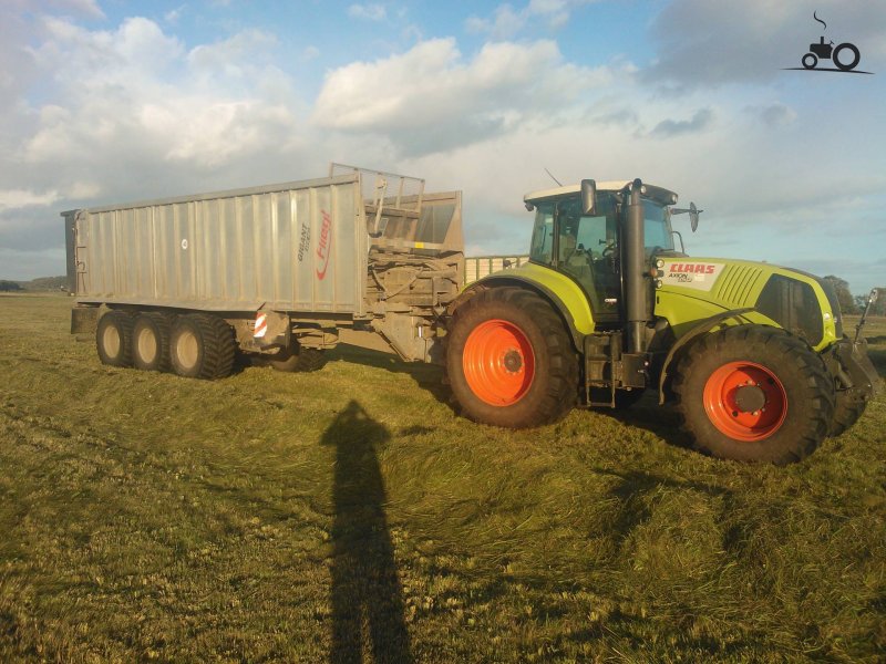 CLAAS Axion 850 с прицепом