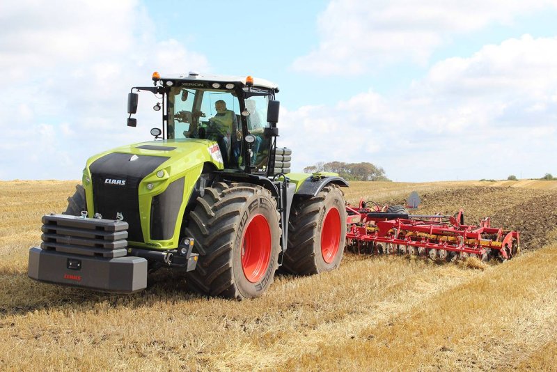 CLAAS Xerion комбайн