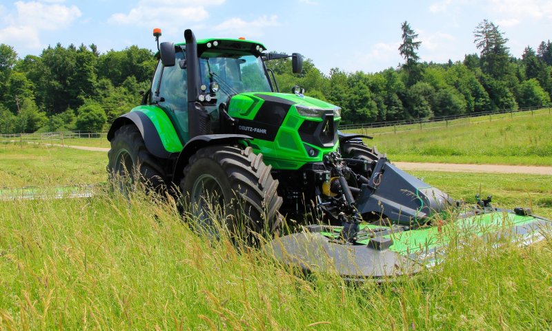 Зеленый трактор Deutz Fahr m600