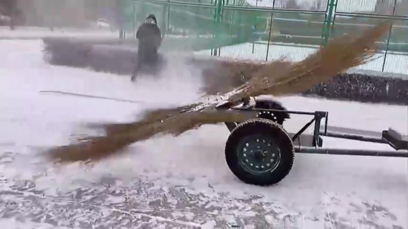 Трактор с метлой