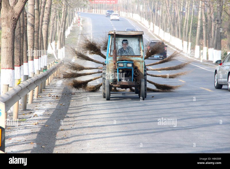 Трактор уборщик