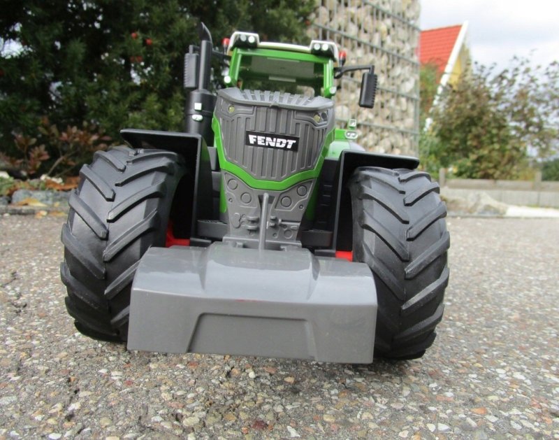 Bruder трактор Fendt 1050