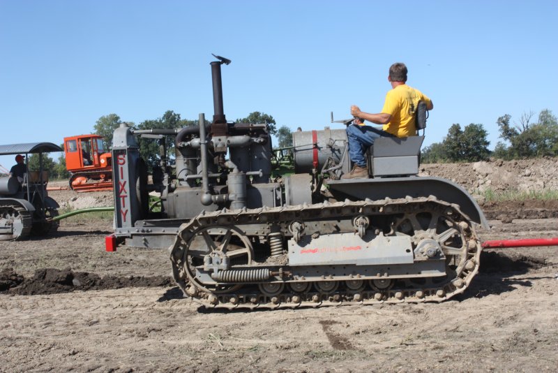 Трактор Caterpillar Sixty