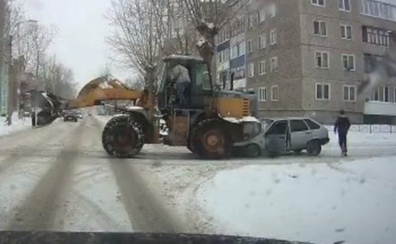 Барнаул трактор смял машины