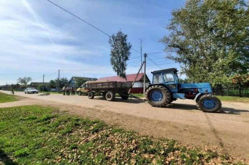 Трактор с прицепом в деревне