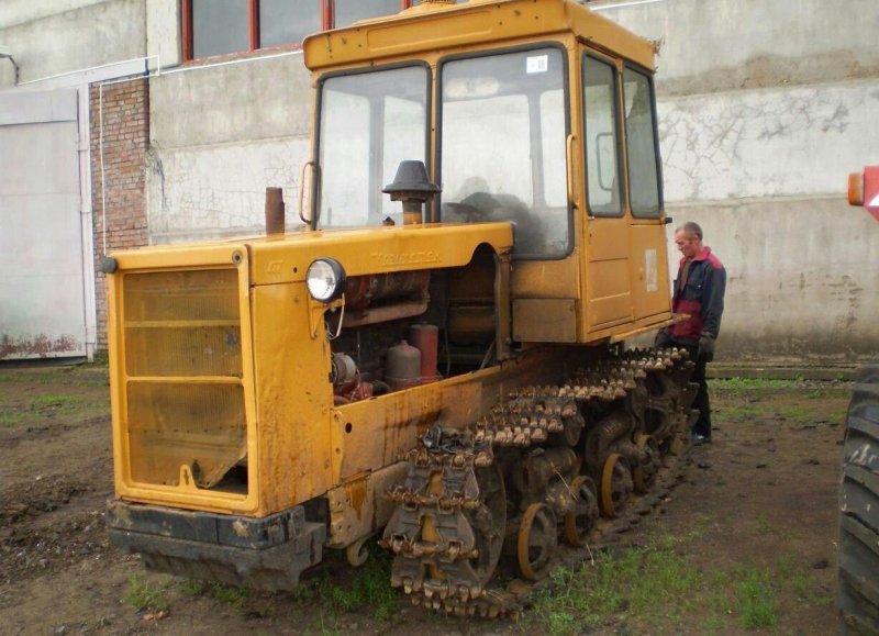 Трактор ДТ 75 желтый