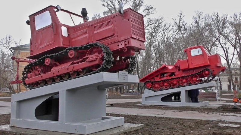 Памятник трактору АТЗ Змеиногорский район