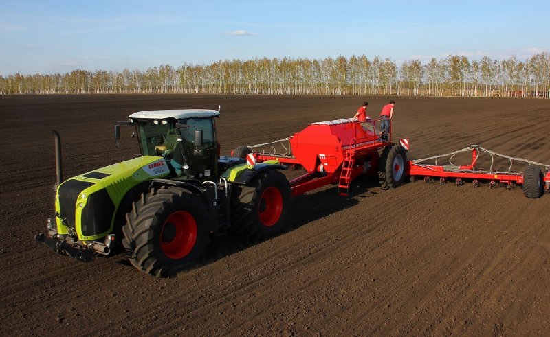 CLAAS Xerion 5000 с плугом