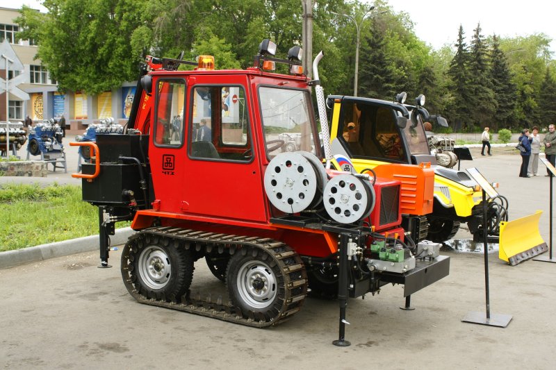 Трактор Уралец гусеничный