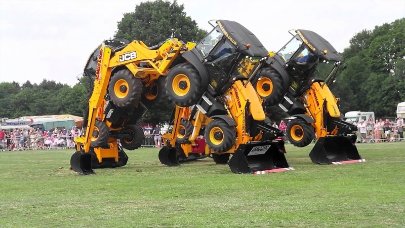 Трактор JCB