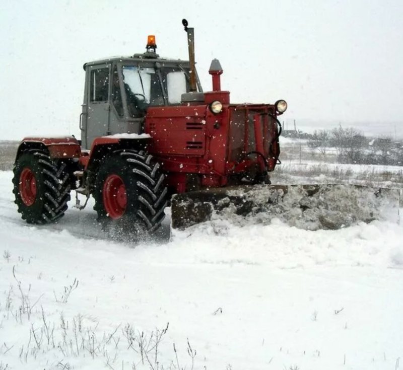ХТЗ т150 красный