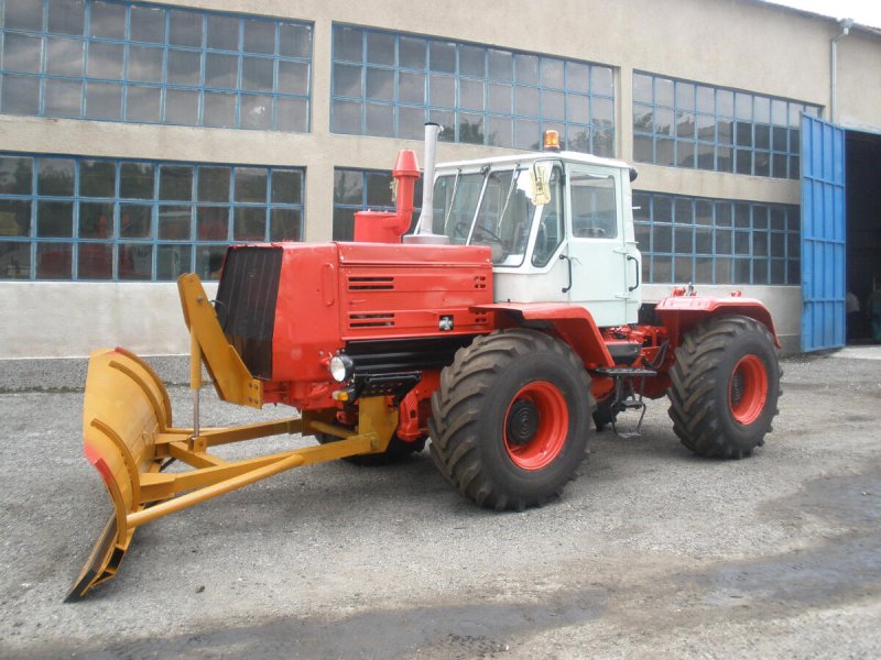 ХТЗ т150 красный