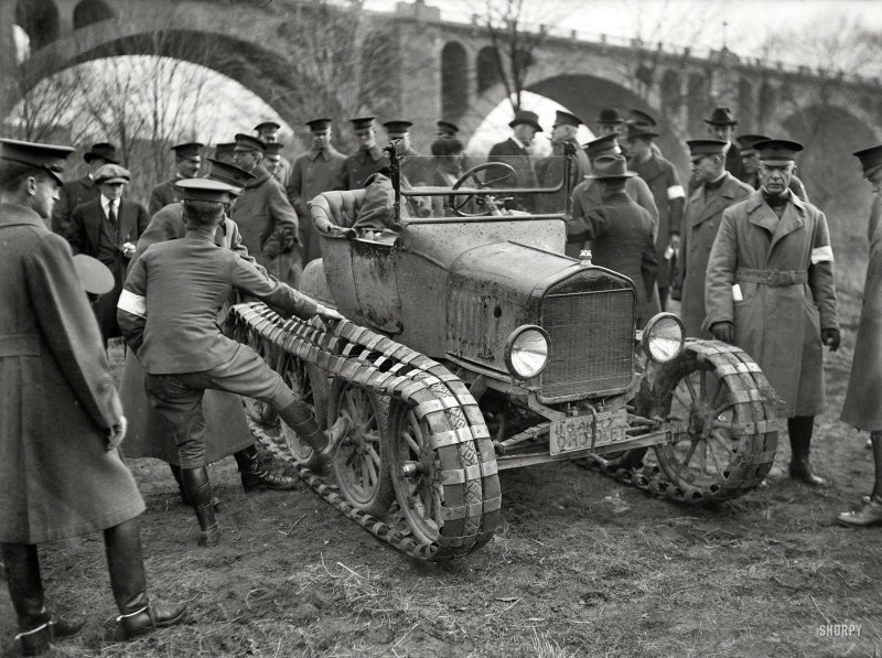 Полугусеничный трактор 1920 года