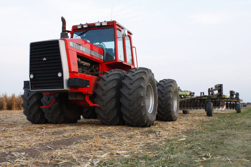 Трактор Massey Ferguson 5200
