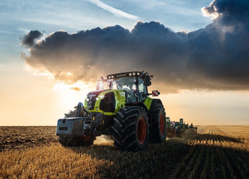 Трактор CLAAS В поле