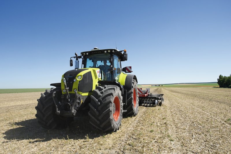 Трактор Axion 950 в поле