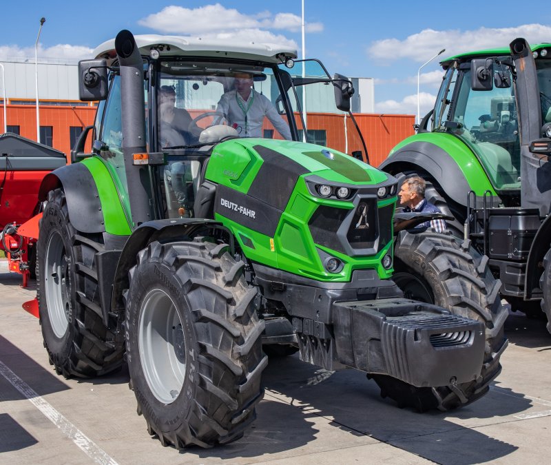 Deutz-Fahr трактор снегометатель