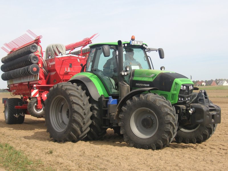 Трактор Deutz Fahr в поле