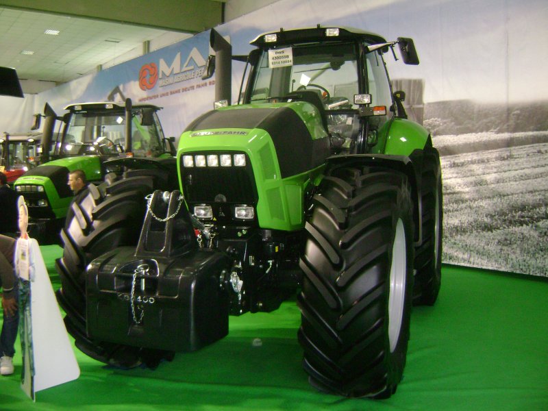 Зеленый трактор Deutz Fahr