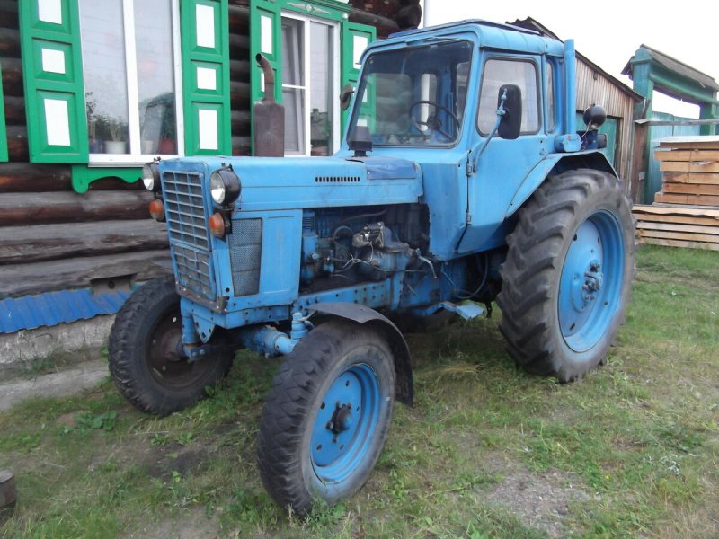Синий трактор МТЗ 80