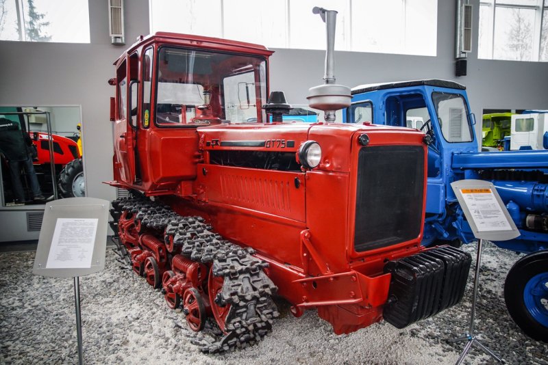 ДТ-75 трактор гусеничный
