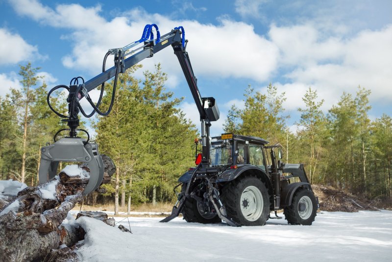 Трактор Valtra с манипулятором