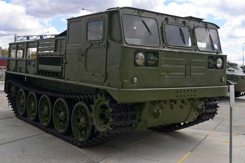 Гусеничный тягач АТС-712