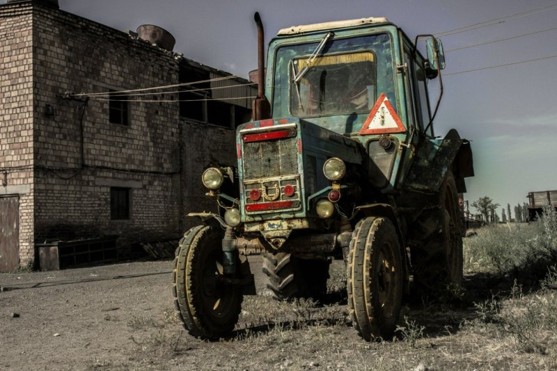 Заброшенный трактор МТЗ 80