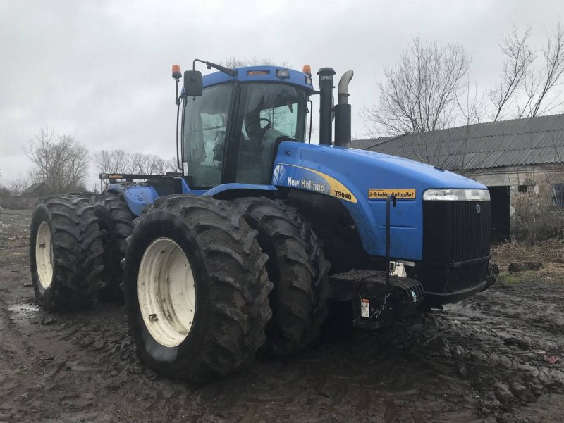 Трактор New Holland 9040