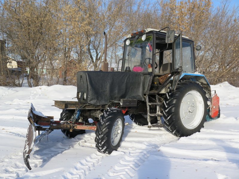 Трактор МТЗ 82.1 С щеткой