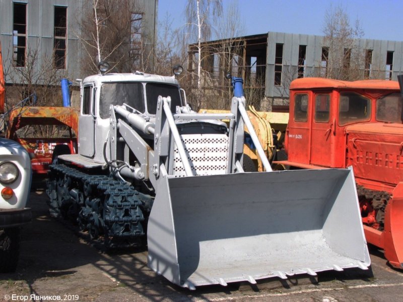 Фронтальный погрузчик ДТ 75