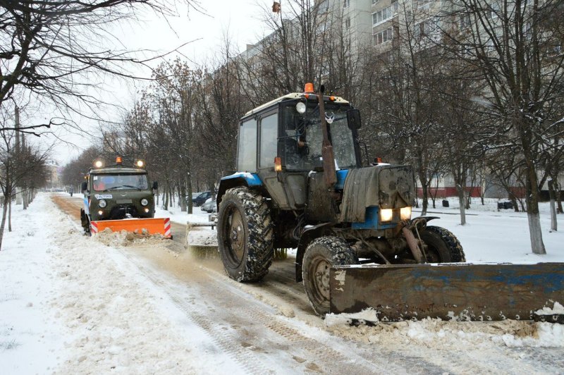 МТЗ-82 уборка снега щеткой