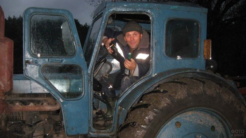 Чувак на тракторе