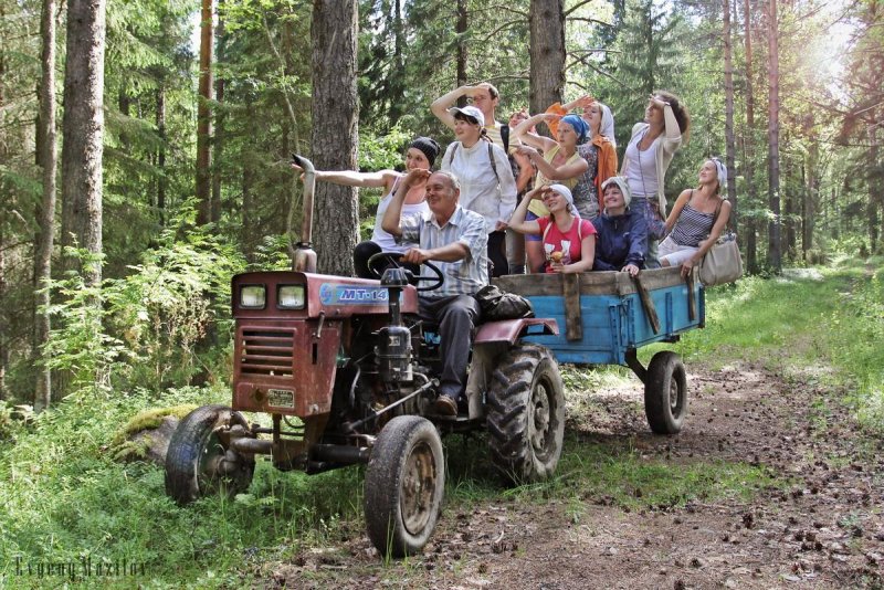 Люди деревня трактор