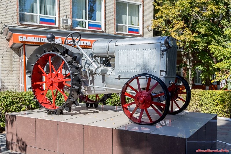 Высокиничи памятник трактор