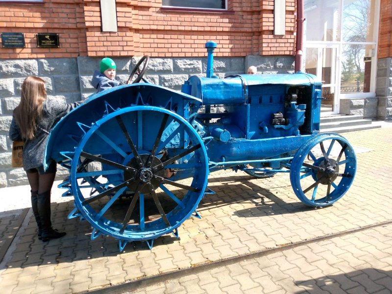 Хабаровск синий трактор памятник