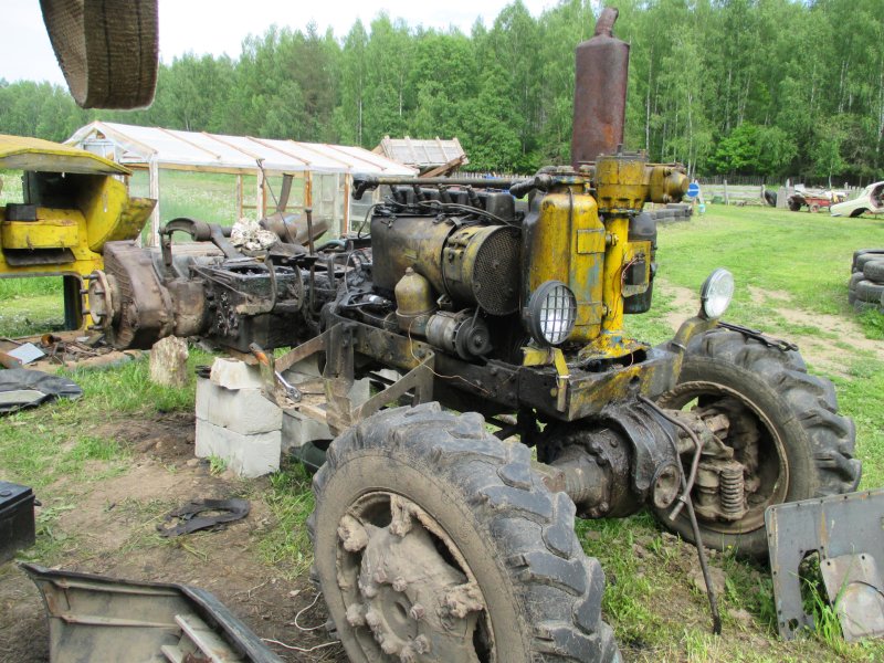 Сломанный трактор т 40