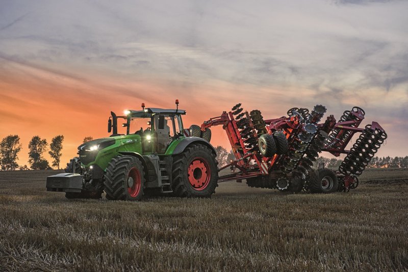 Трактор Fendt 1050 с агрегатом