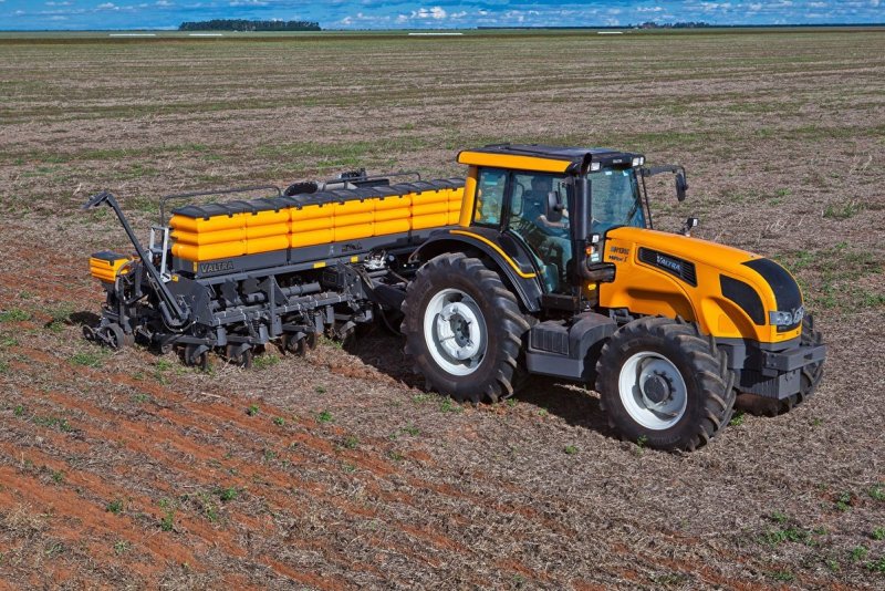 Трактор Valtra желтый