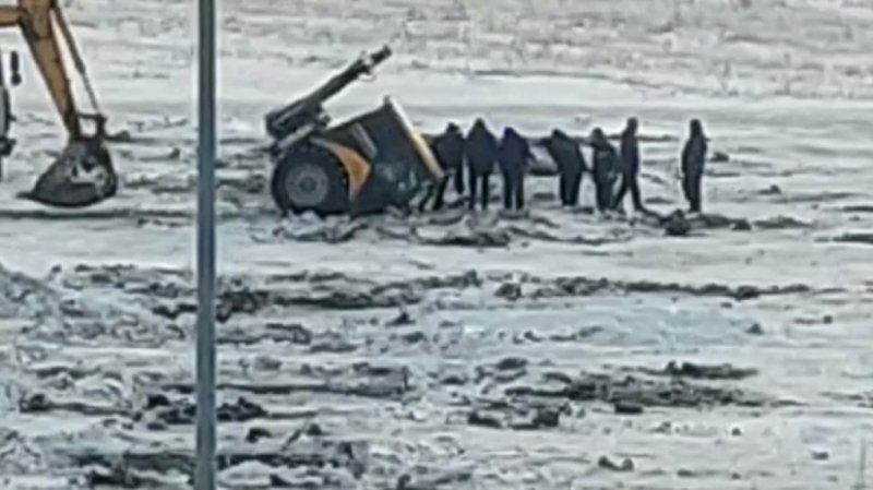 Затонул трактор Златоуст карьер