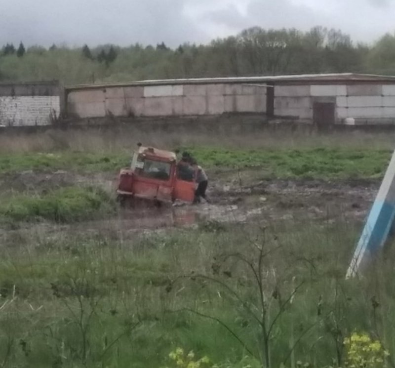 Трактор утонул в курином помете