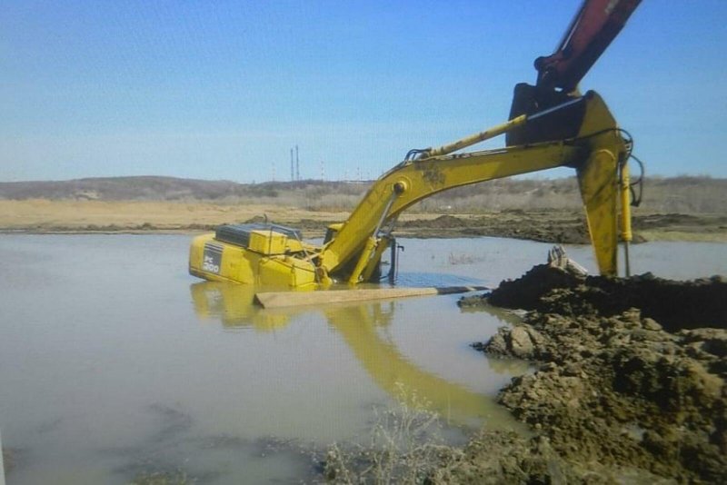 Затонувший экскаватор в карьере