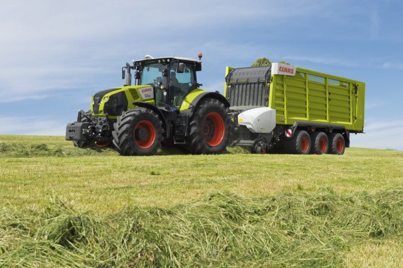 CLAAS Axion 850 с прицепом