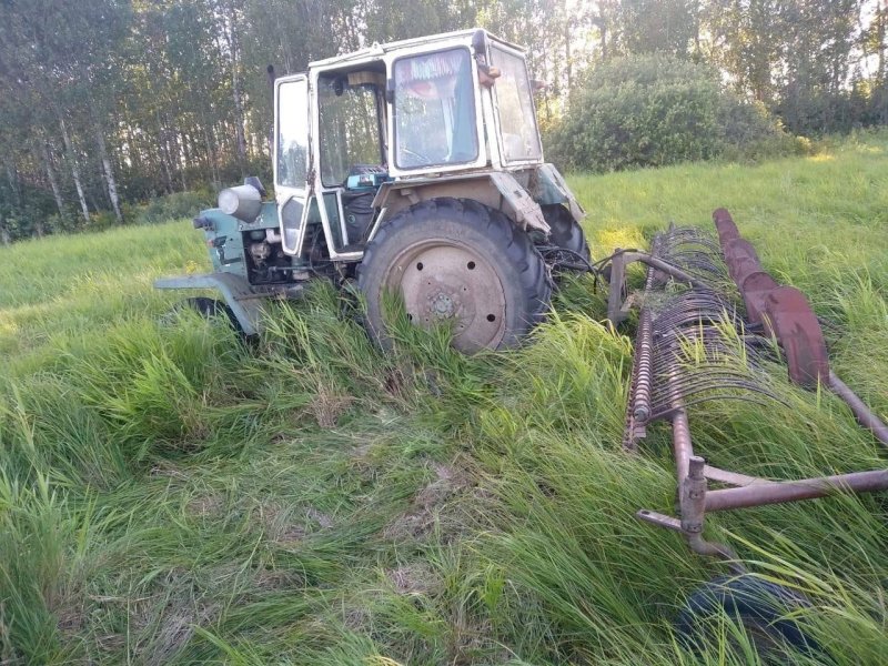 Трактор в поле