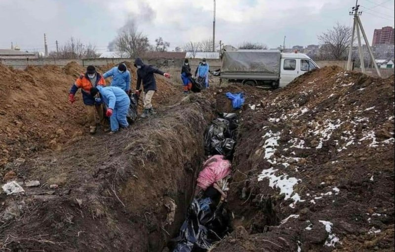 Массовое захоронение людей в Мариуполе