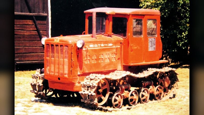 Гусеничный трактор ДТ-54