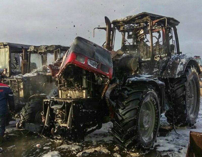 Сгоревшей трактор Беларусь 1220