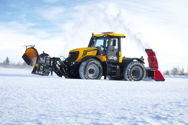 Трактор JCB снегоуборщик