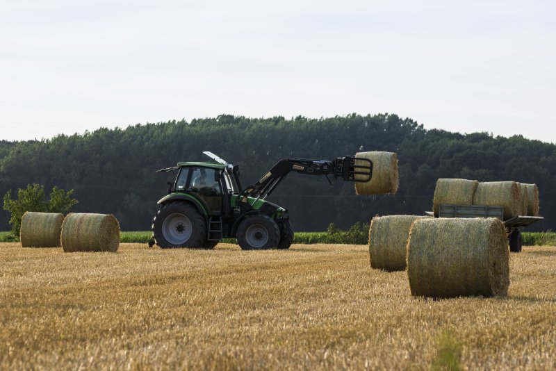Трактор John Deer уборка сена